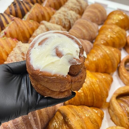 Cinamoninė bandelė su glajumi